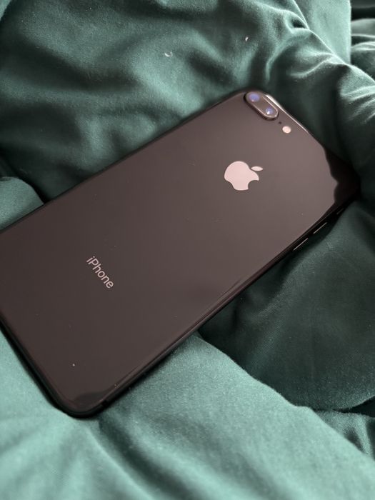 Продам айфон 8+