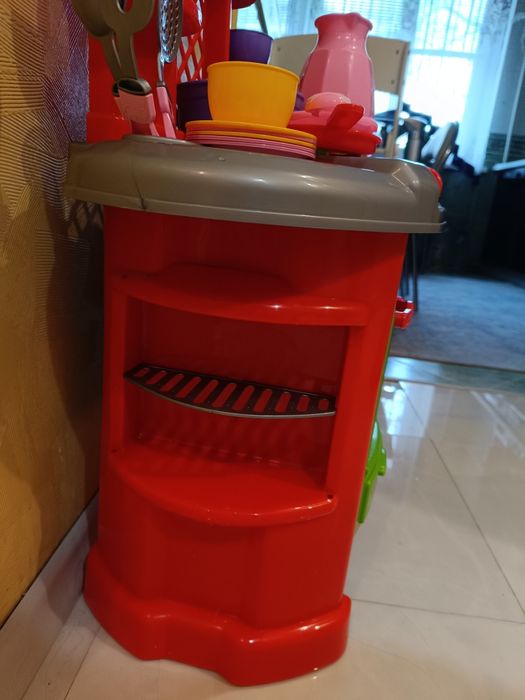 Дитяча кухня з посудом