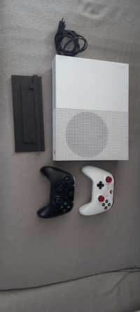 XBOX One 500 gb + 2 Pady