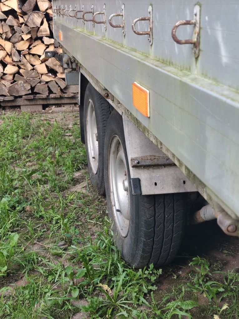 Przyczepa dwuosiowa ciąża z podnośnikiem