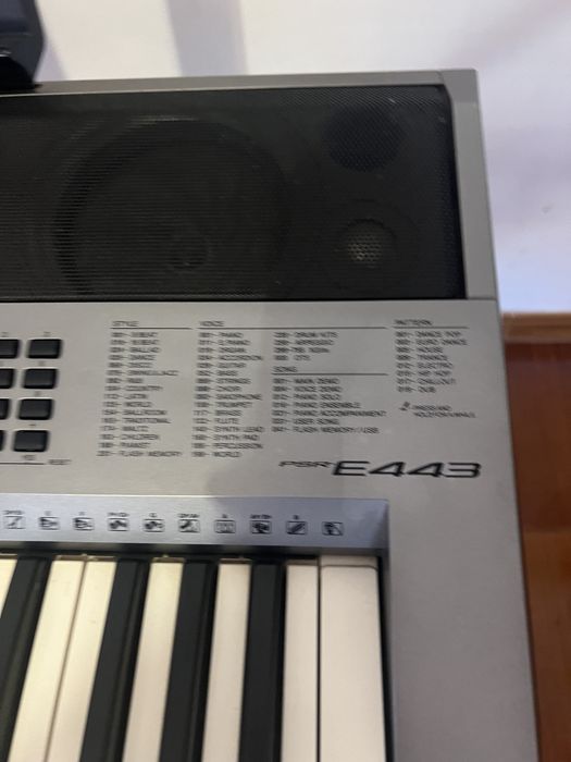 Vende-se piano YAMAHA E443
