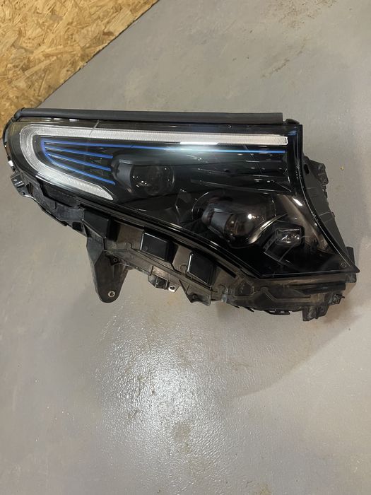 Фара права eqc