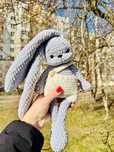 Вʼязаний плюшевий зайчик