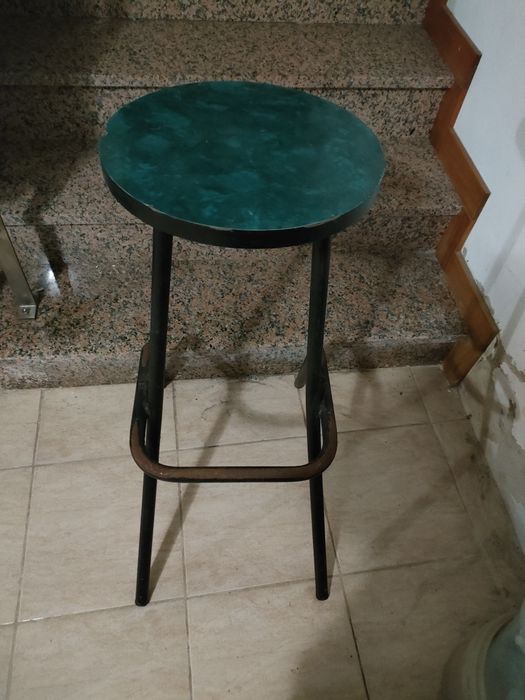 Várias mesas e cadeiras para venda usadas em razoável estado