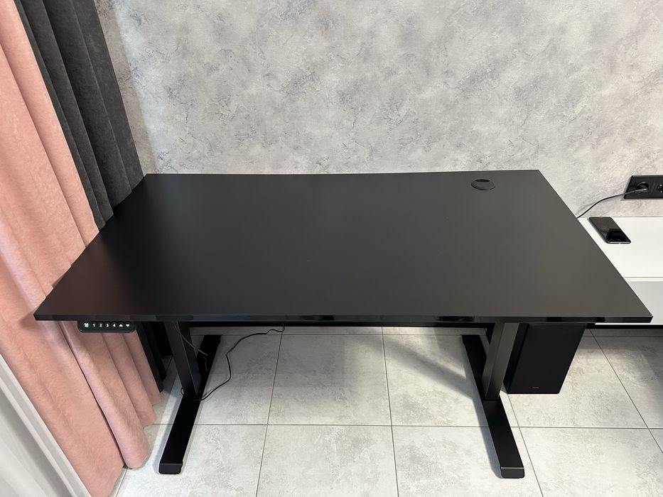 Стіл з електро регулюванням висоти