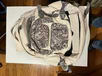 Mochila Dakine com porta skates e usada uma vez