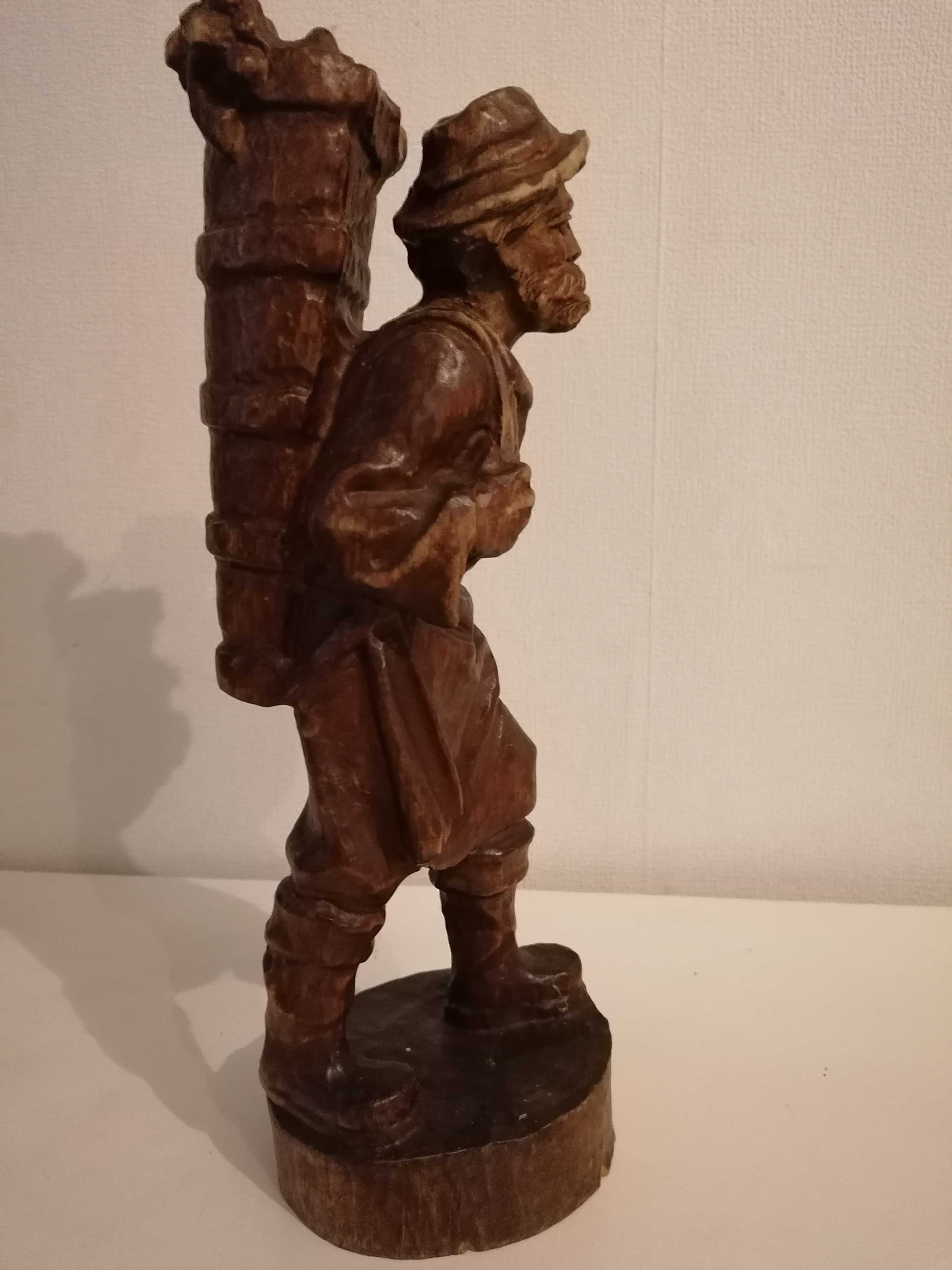Stara ręcznie wykonana drewniana figurka tragarza