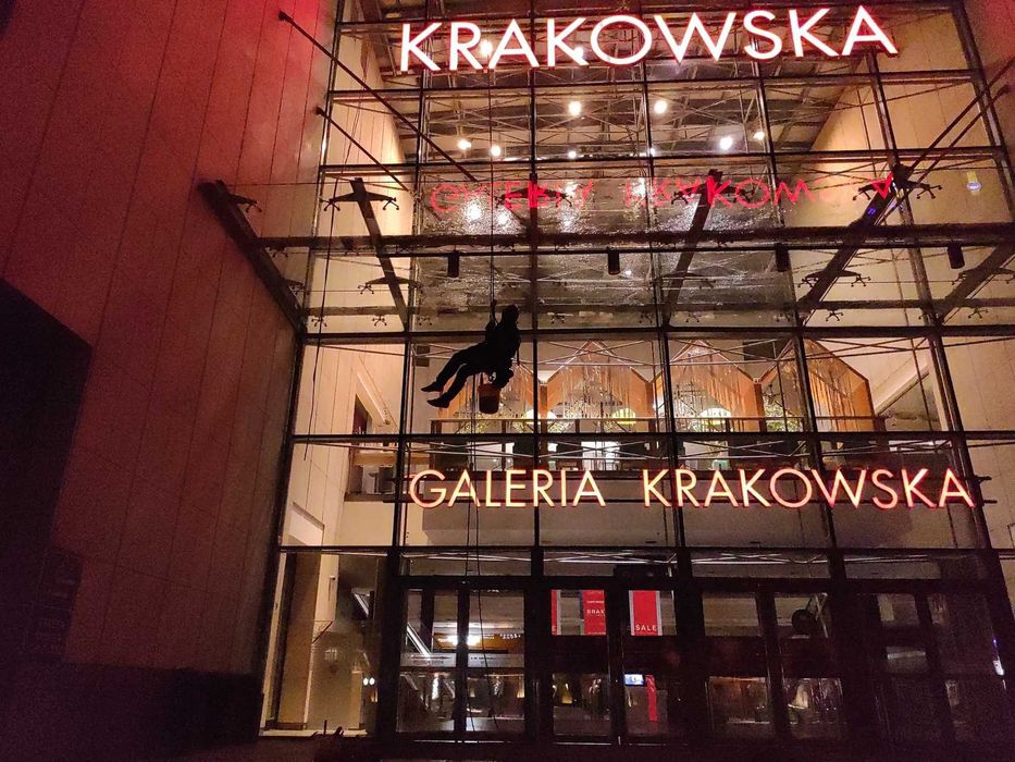 Prace na wysokości, czyszczenie rynien, uszczelnienie przecieków dachu