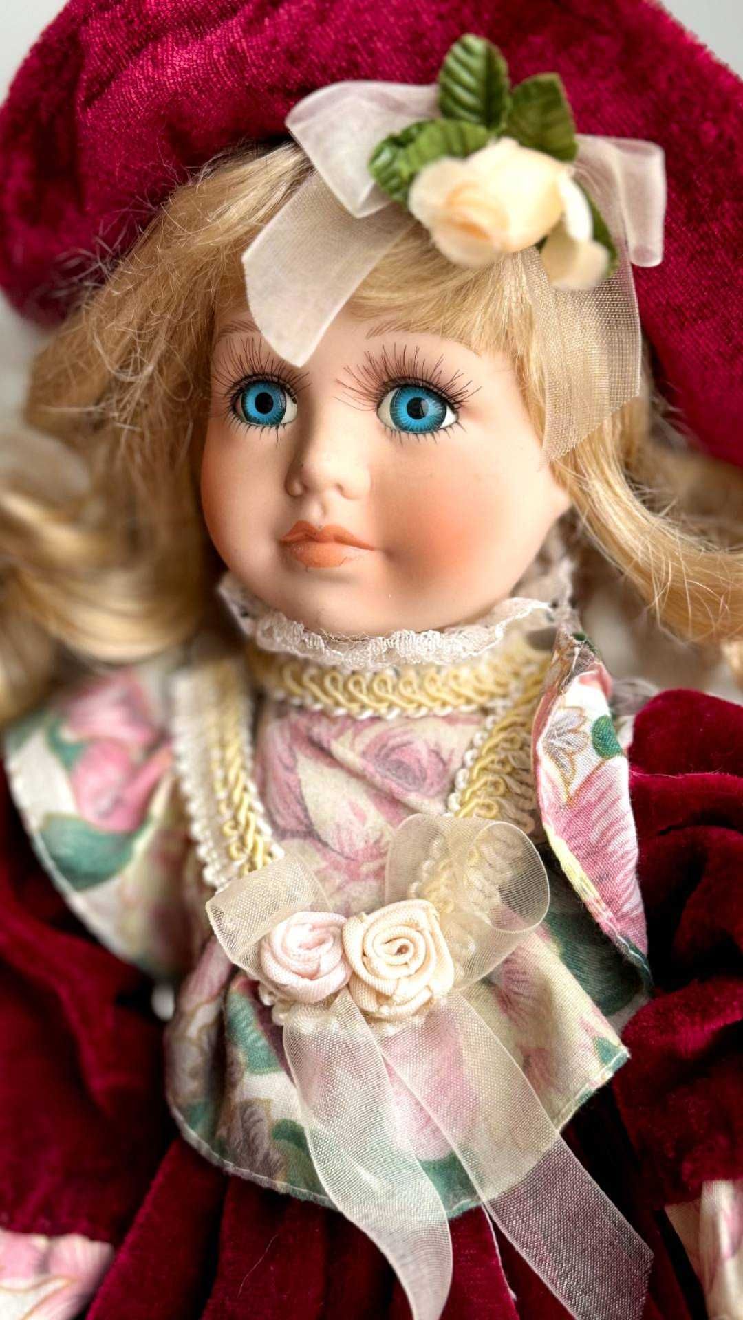 Фарфоровая кукла в одежде ретро Голандия
