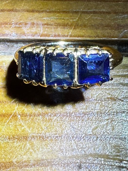 Anel de ouro com 3 safiras