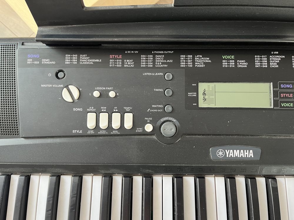 Keyboard Yamaha ze statywem i słuchawkami w komplecie EZ-220