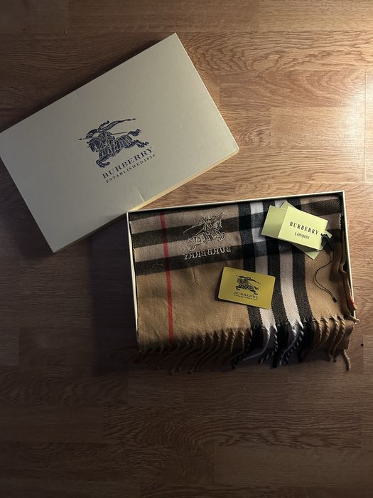 Stylowy i elegancki szalik w klasycznym wzorze kraty Burberry