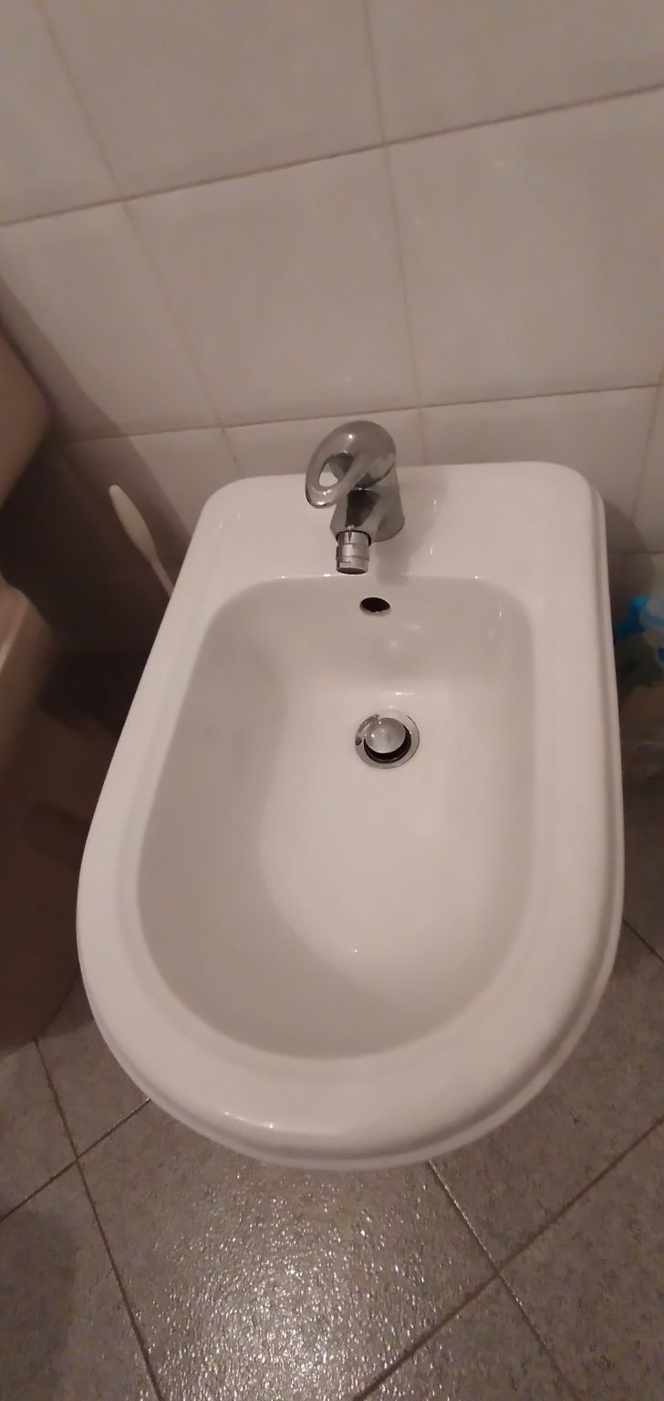 Louças indusa tenho wc tanque e bidé bom estado vai com torneira Porto