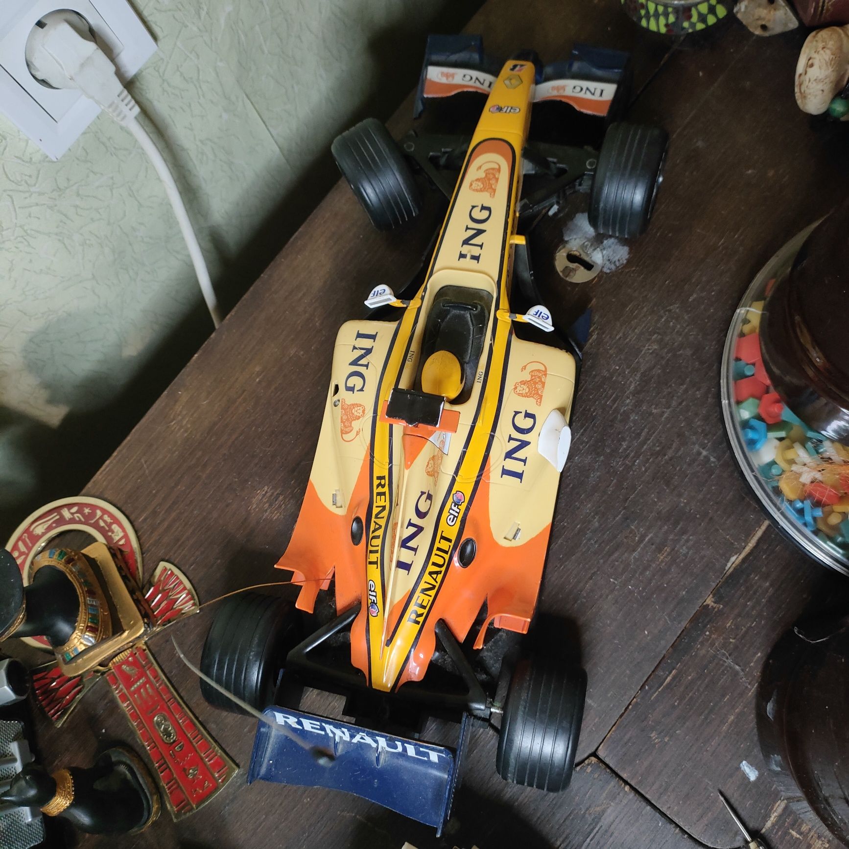 Моделька машины Renault гоночная под ремонт