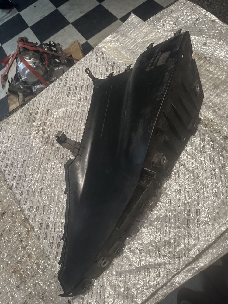 Bmw C1 Podłoga Osłona Wypełnienie 125/200 Plastik Mocowanie M175
