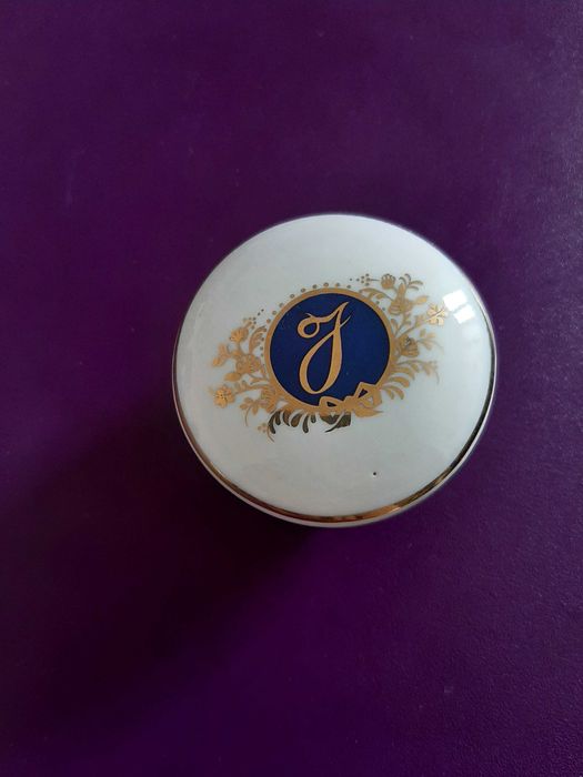 Guarda jóias em porcelana redondo, com tampa e ornamentos.