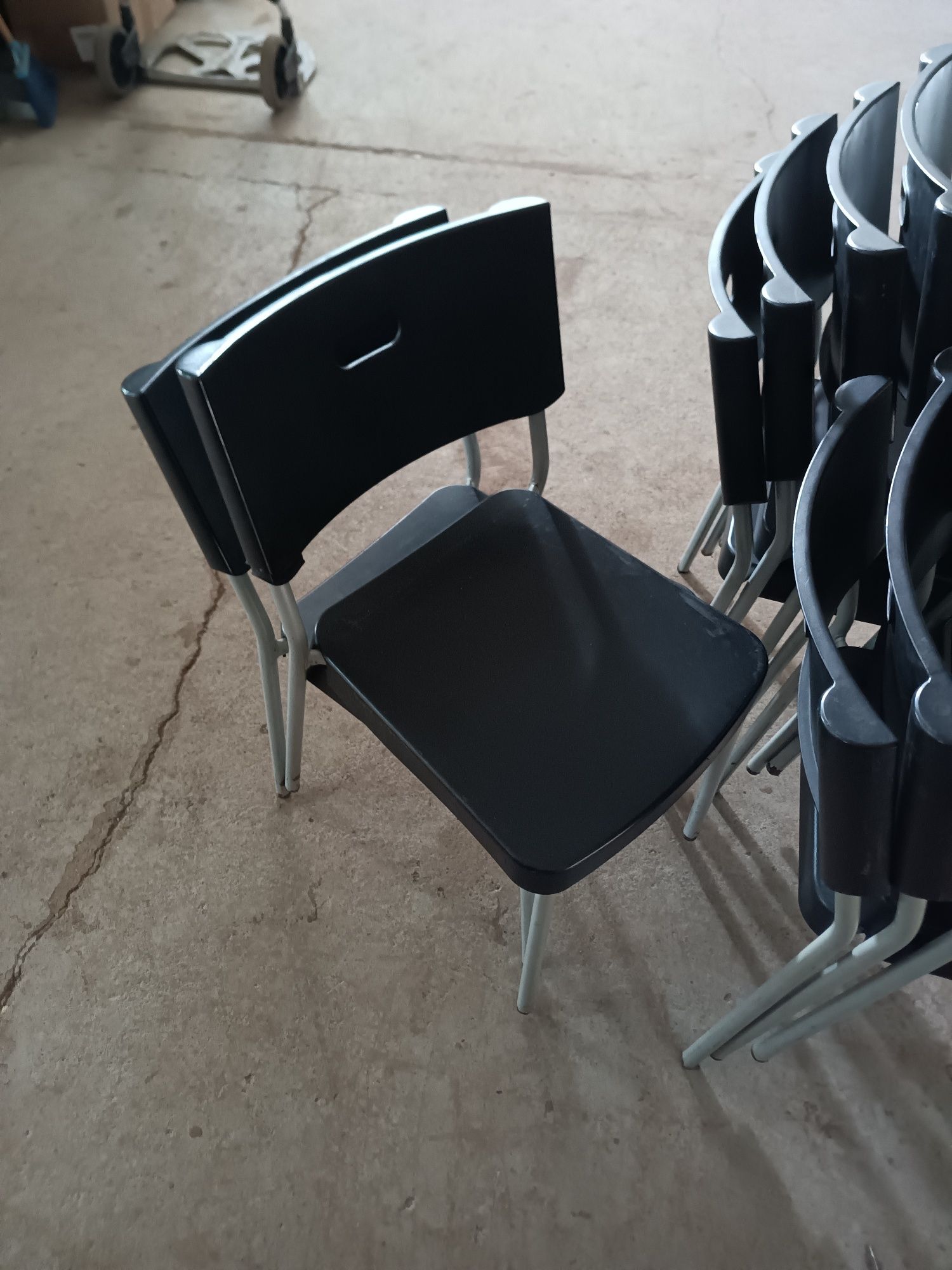Cadeiras pretas de esplanada