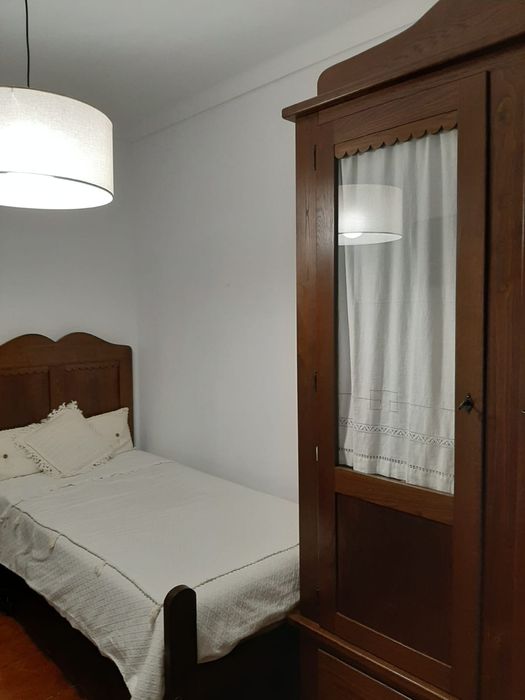 Quarto completo, cama de corpo e meio