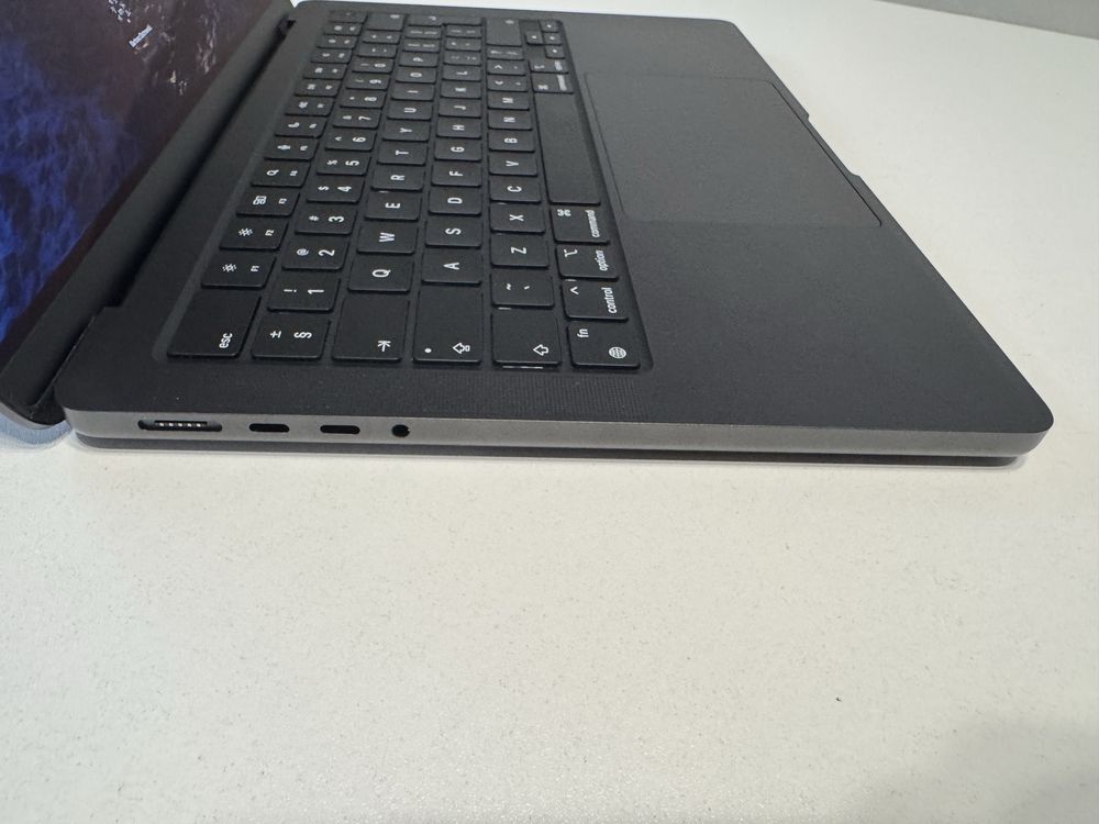 MacBook Pro14", M4,24GB,1TB, AppleCare do 1.03.2028