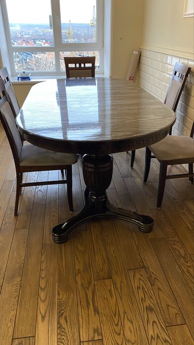 Стіл у вітальню