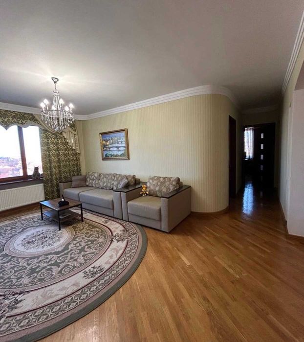 4-кімнатна квартира в центрі міста по вул. Ріхтера