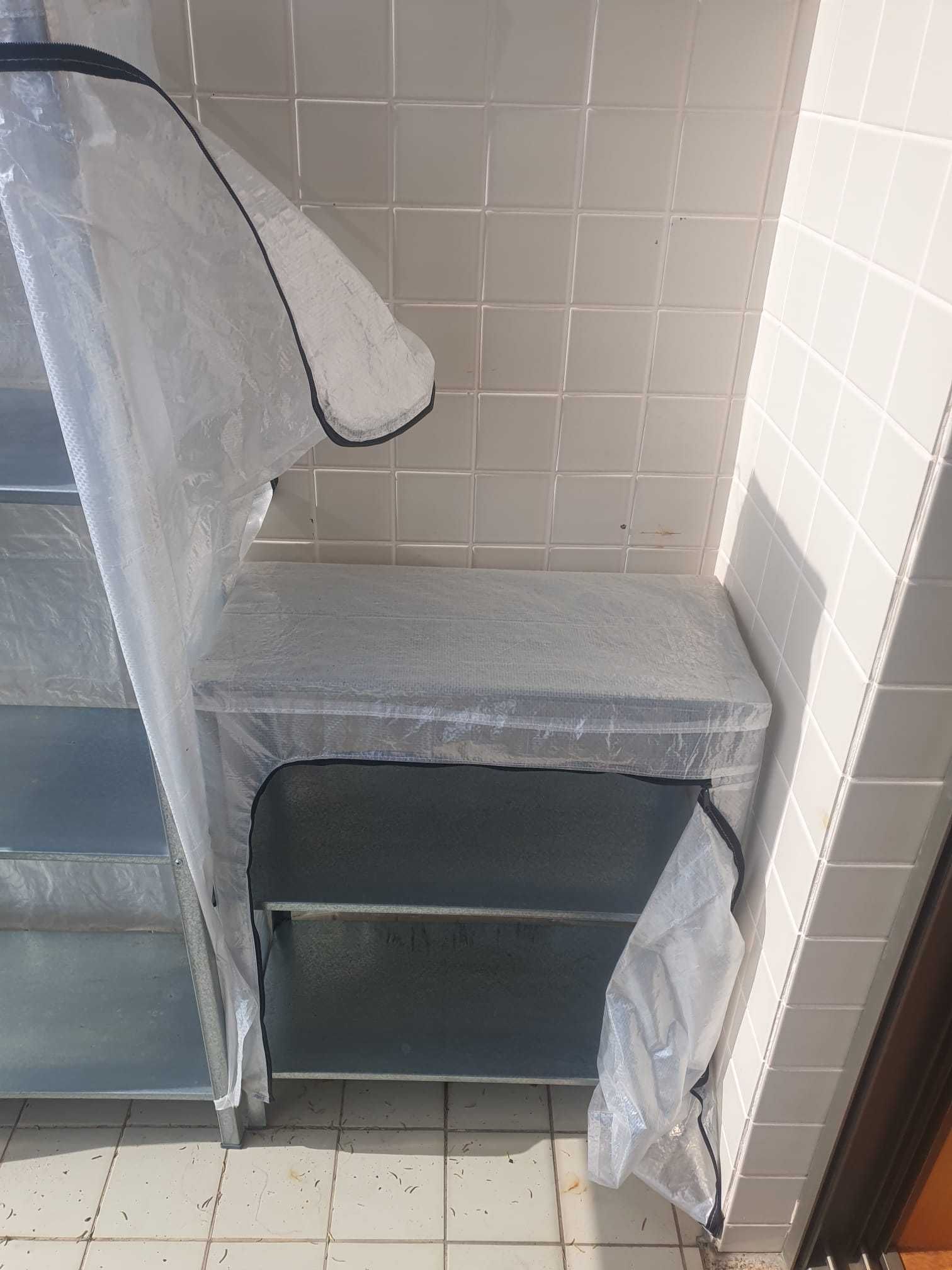 Estantes Hyllis com capa proteção
