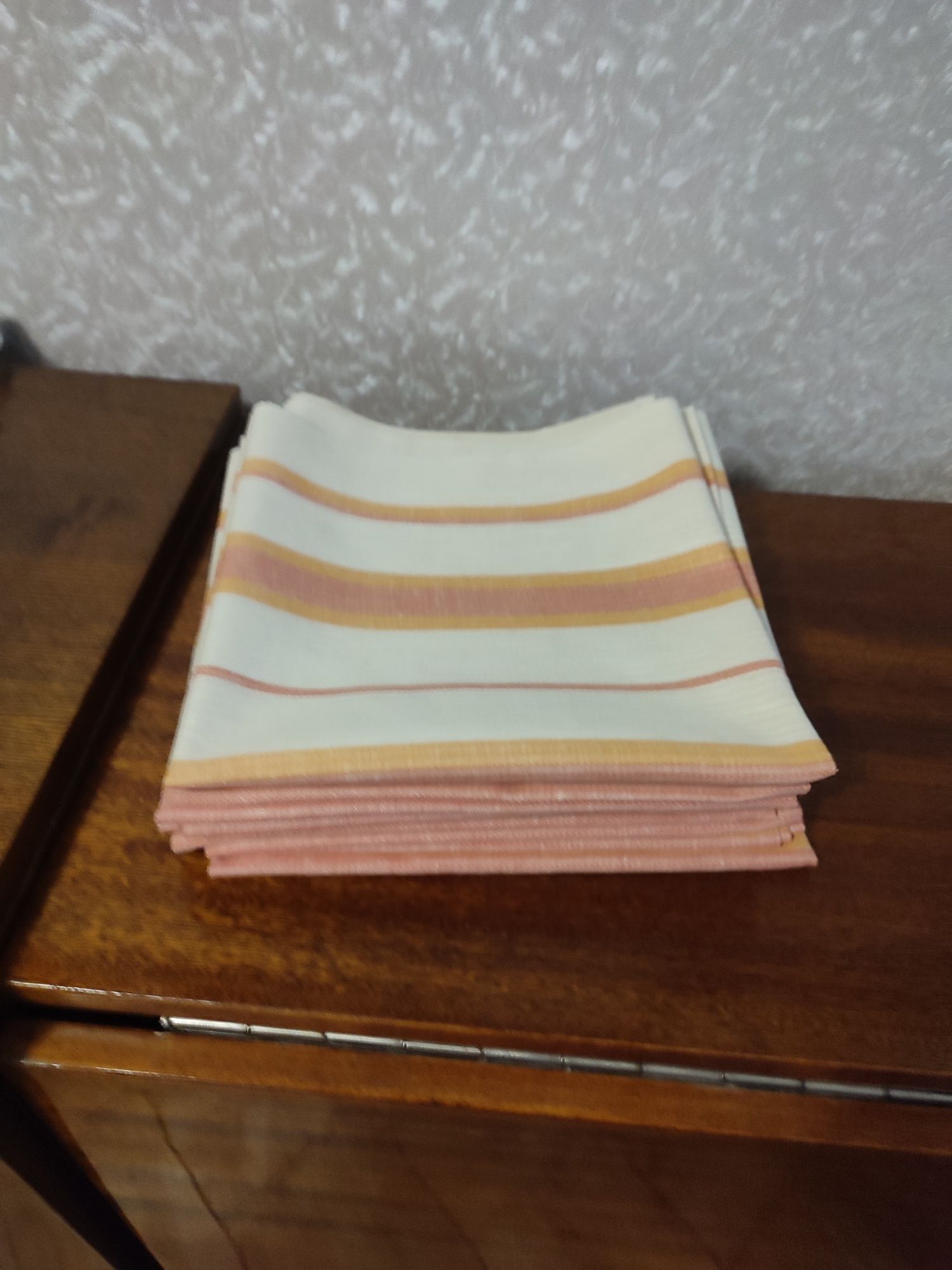 Продаю  3  подушки. 60/60 см и льняные полотенца 10шт.