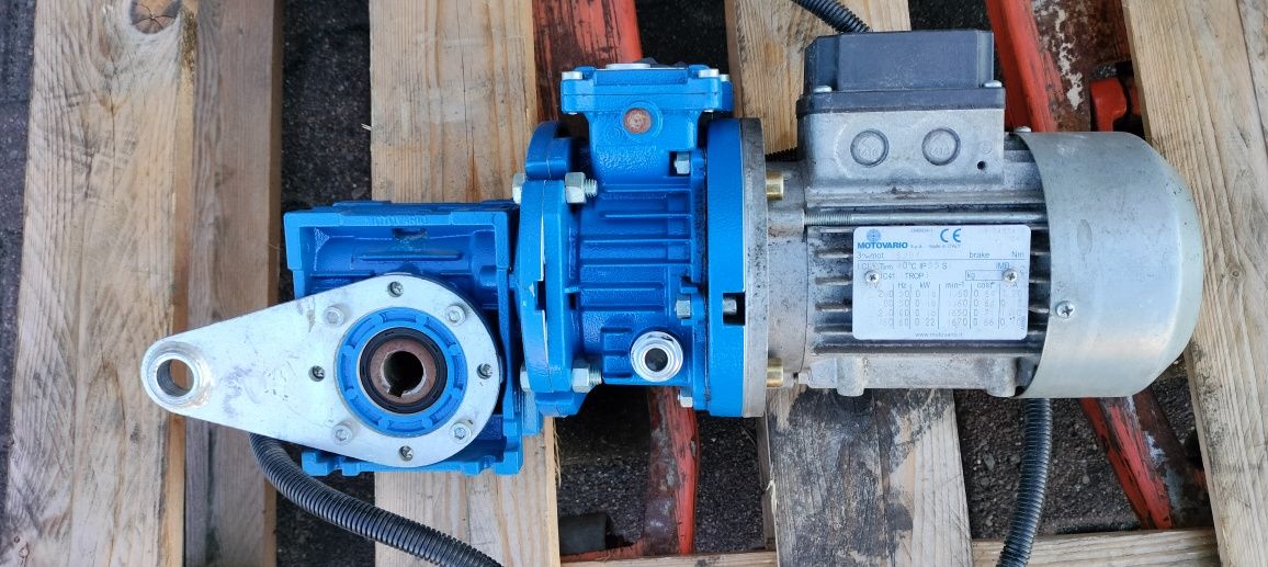 Silnik elektryczny z wariatorem oraz przekładnią