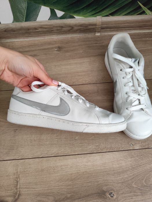 Білі кеди фірми Nike, шкірзамінник якісний