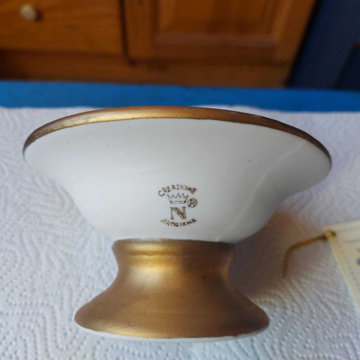 Włoska porcelana Creazione Artigiana mała patera na nóżce z różami