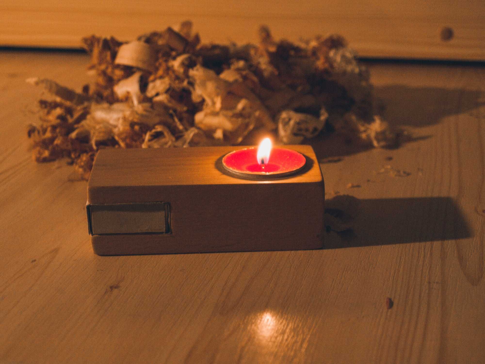 Drewniany świecznik z zapałkami
