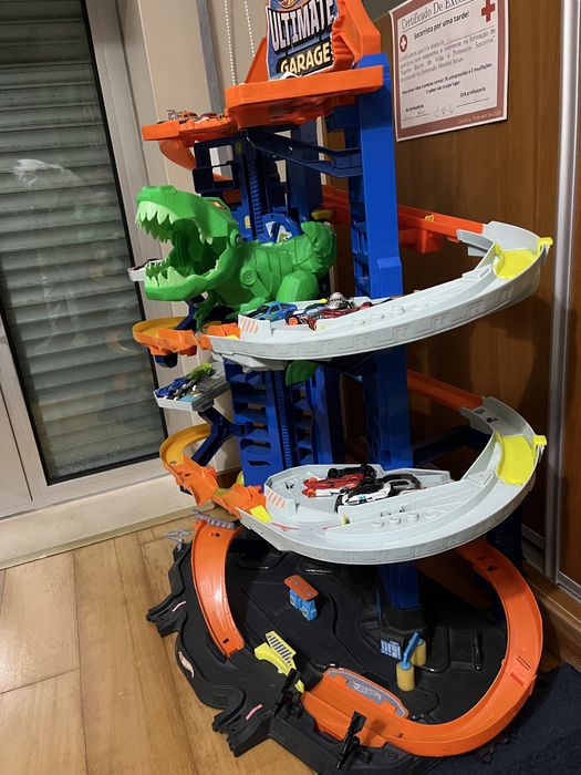 Garagem e pista Hot Wheels + 38 carros miniatura