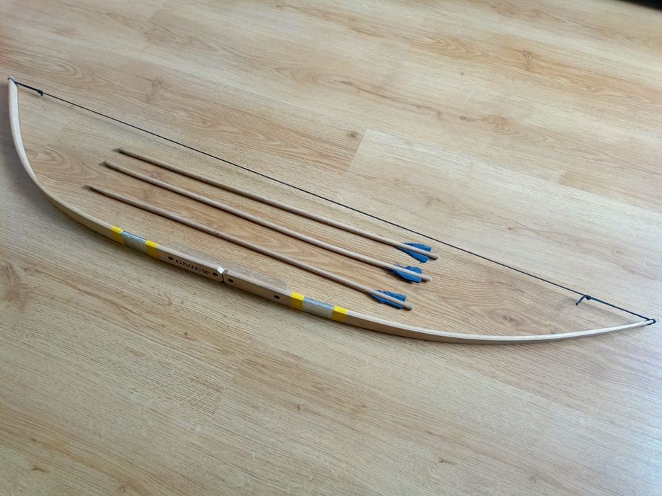 Zabawkowy łuk drewniany i 3 strzały