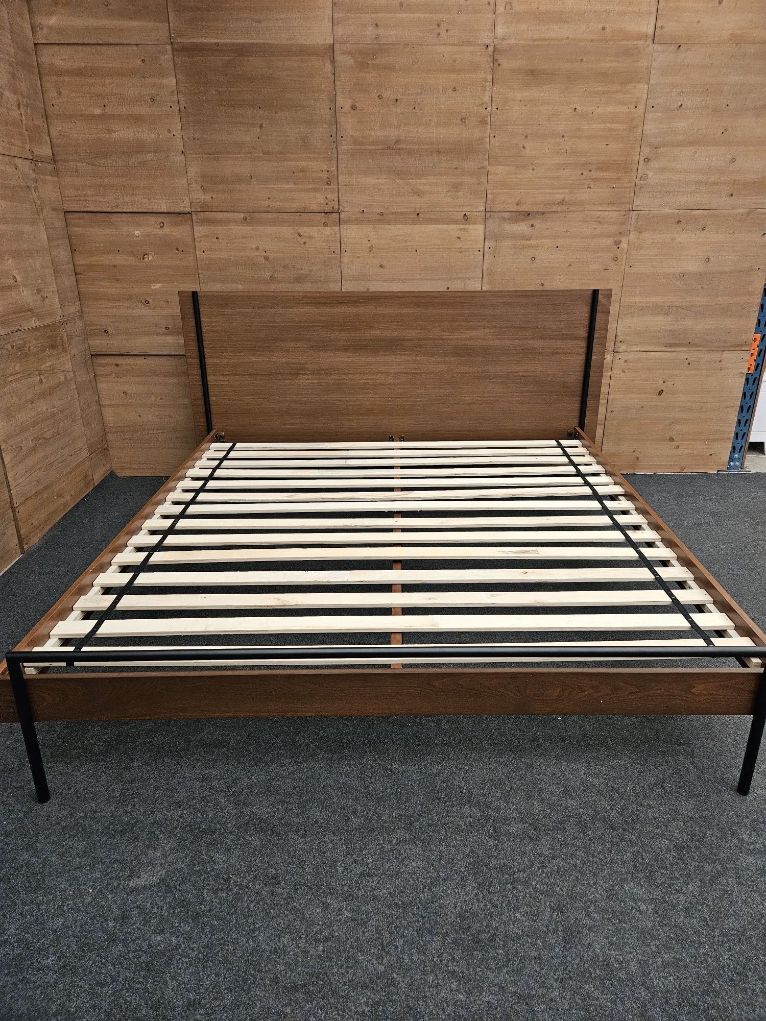 Rama łóżka 180 x 200 metal i kolor ciemnego drewna 140x200