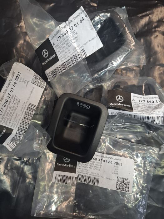 Mercedes-Capa de fixação para cadeira de criança.