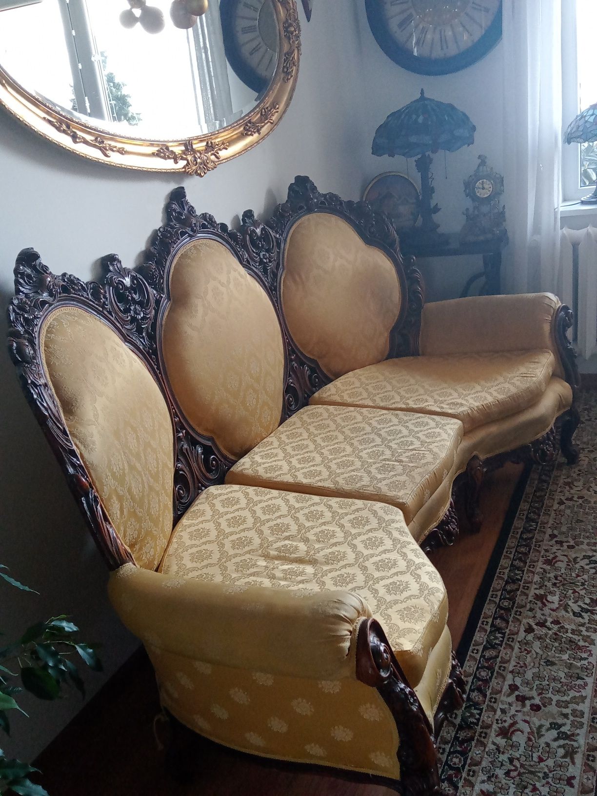 Pałacowa sofa ludwikowska