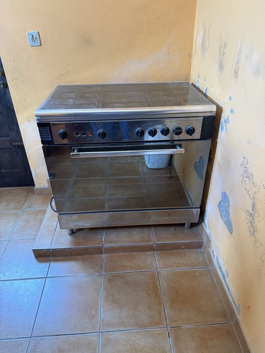 Vendo fogao  so  uma vez usado  da para asar um leitao inteiro