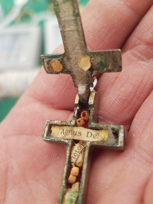 Enkolpion krzyż relikwiarz wraz z relikwiami