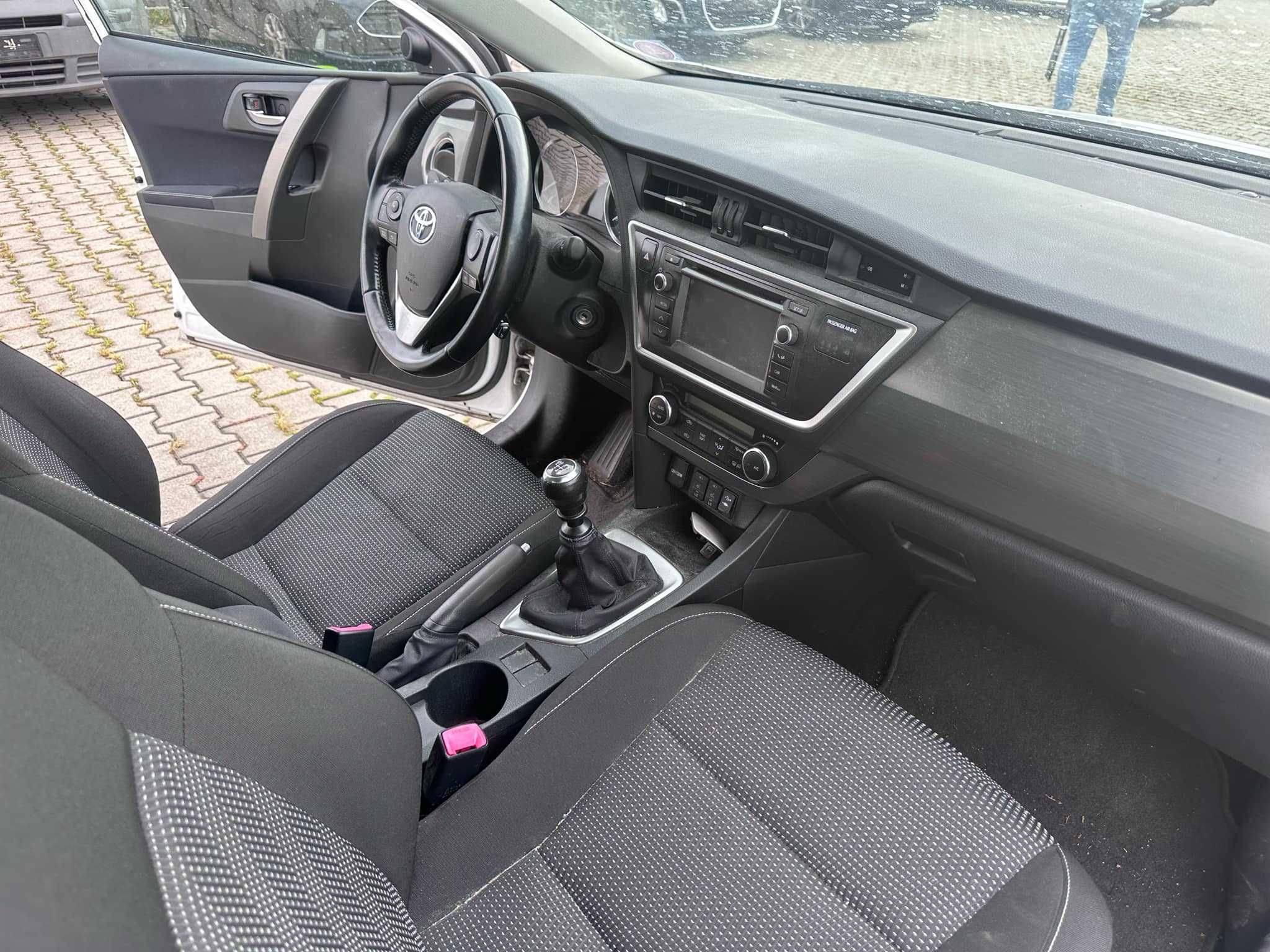 Toyota Auris Rok Produkcji 2014 Bogate Wyposażenie
