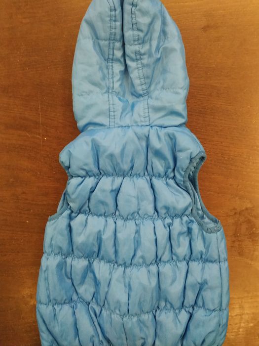 bezrękawnik niebieski z kapturem cool club rozmiar 86