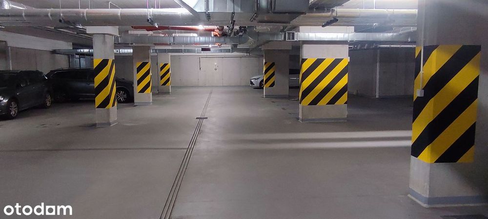 Szerokie miejsce postojowe w garażu, Ostródzka 118