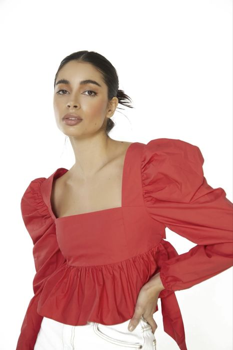 Топ з довгим рукавом та відкритою спиною