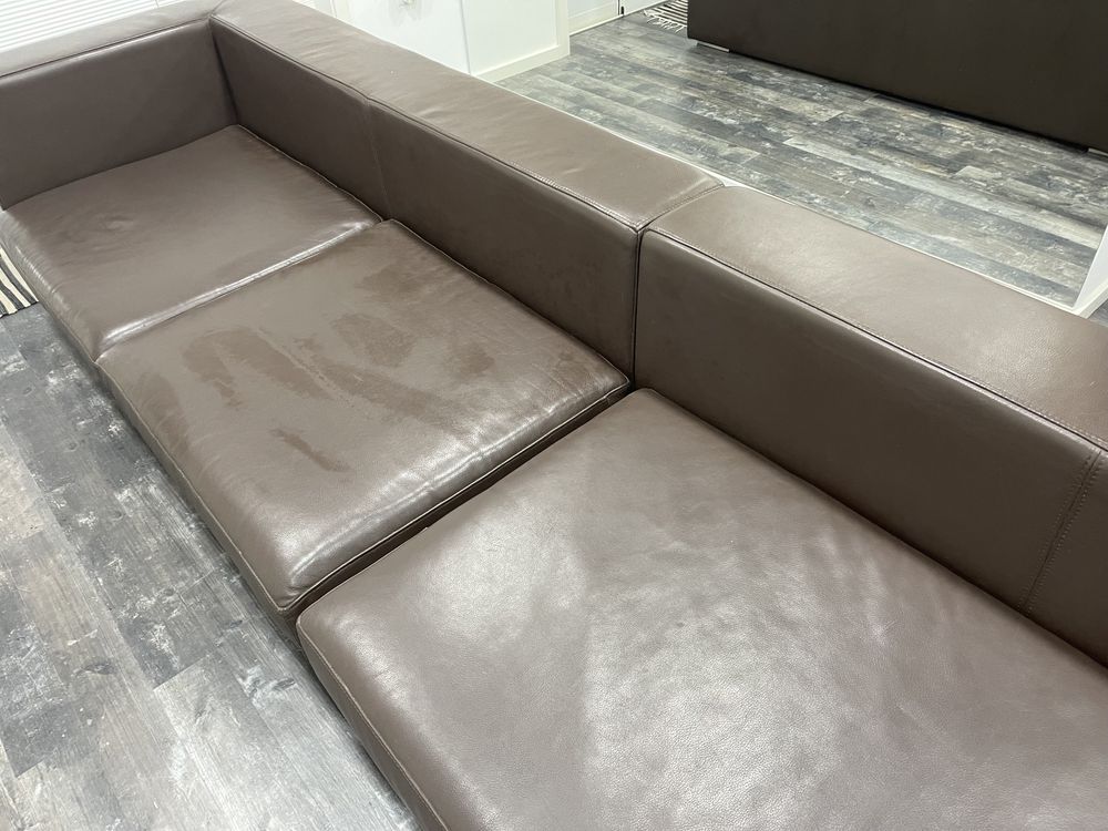 Sofa em pele de cor castanha