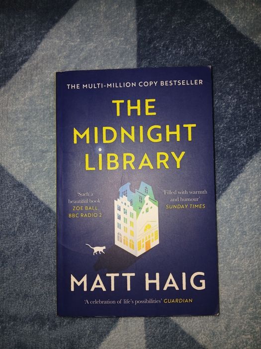 Книга англійською "The Midnight Library"