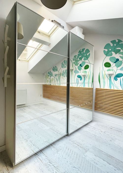 Szafa IKEA z wyposażeniem - lustrzane drzwi