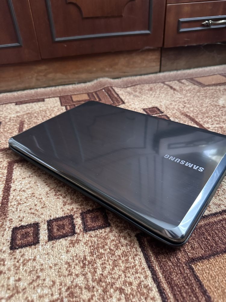 Ноутбук Samsung R523