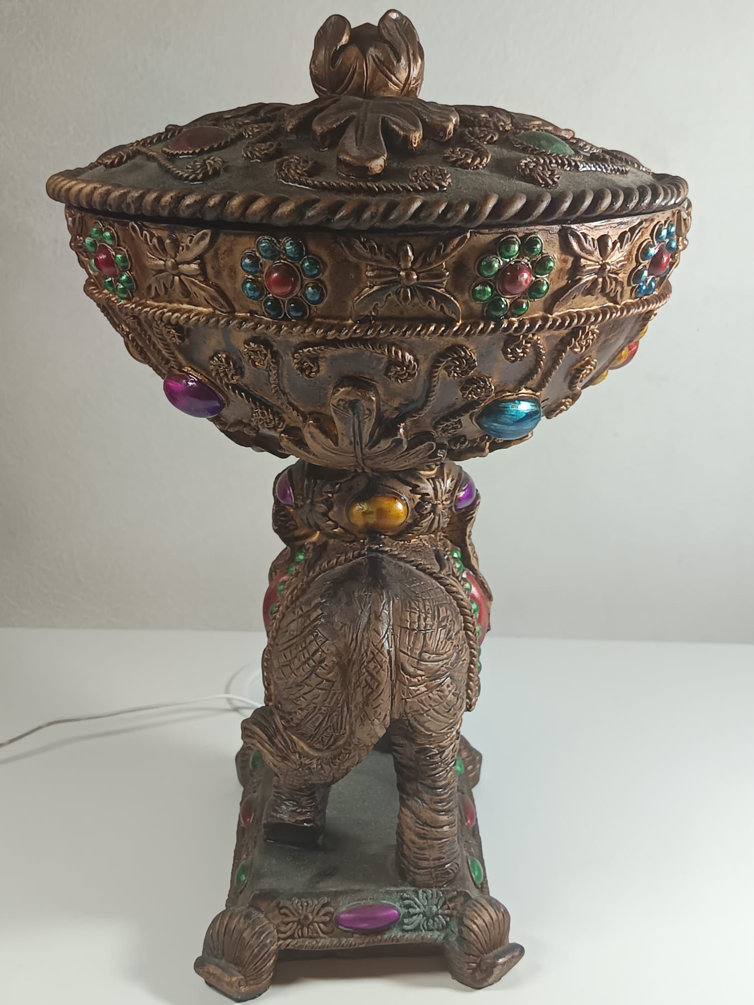 Elefante com taça decorativo