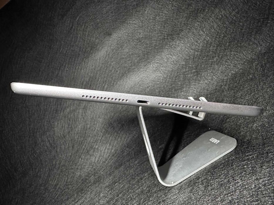 Tablet Apple iPad A1954 6th Gen 9,7" 2 GB 32 GB Wi-Fi + ładowarka