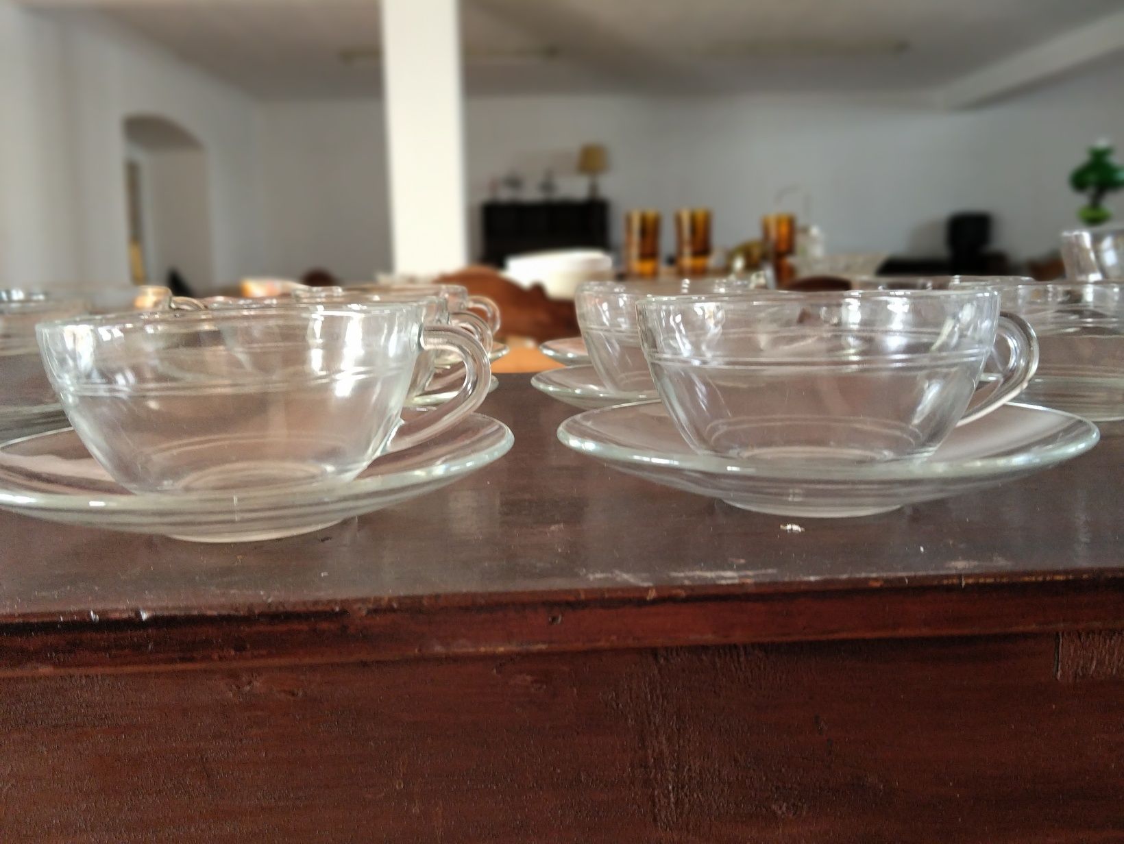 Clássico serviço de chá de vidro transparente, com taças a condizer