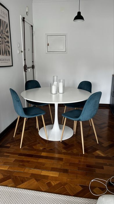 Cadeiras em veludo e pés de madeira